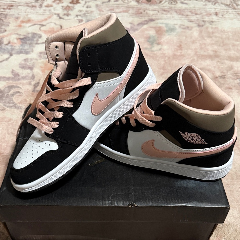 Air Jordan 1 Mid (7.5)